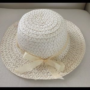 Baby girl / Little girl cream / beige straw hat.